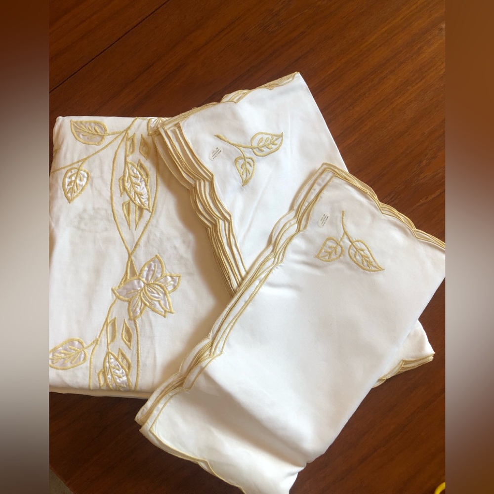 Vintage New Hedaya Banquet Embroidered Appliqué Tablecloth 64” x 138” + Napkins